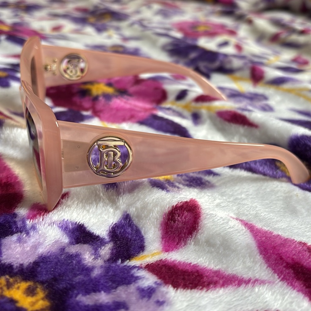 Burberry sunglasses - Picture 4 of 7